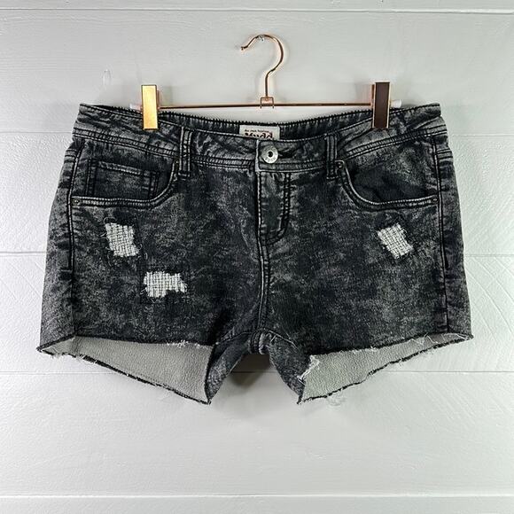 MUDD Black Distressed Acid Wash Cotton Stretchy‎ Low Rise Short Shorts Size 11 - Picture 1 of 9